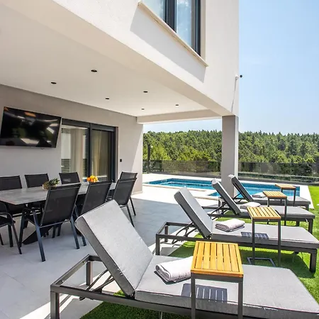 Nina - Heated Pool - Near Omis *