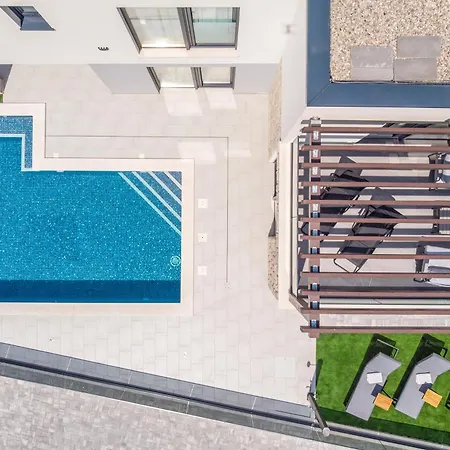 Nina - Heated Pool - Near Omis Villa Tugare