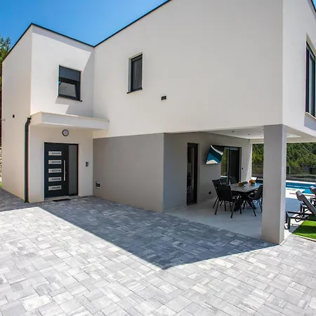 Nina - Heated Pool - Near Omis Villa *
