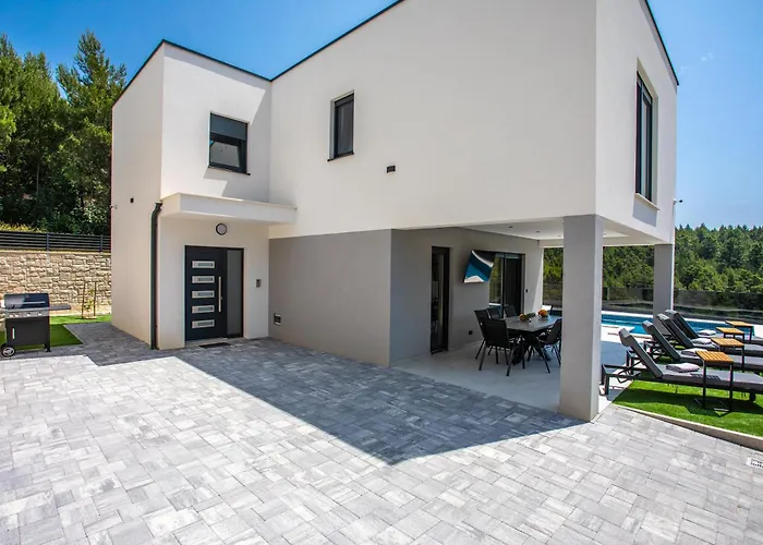 Nina - Heated Pool - Near Omis 빌라 *
